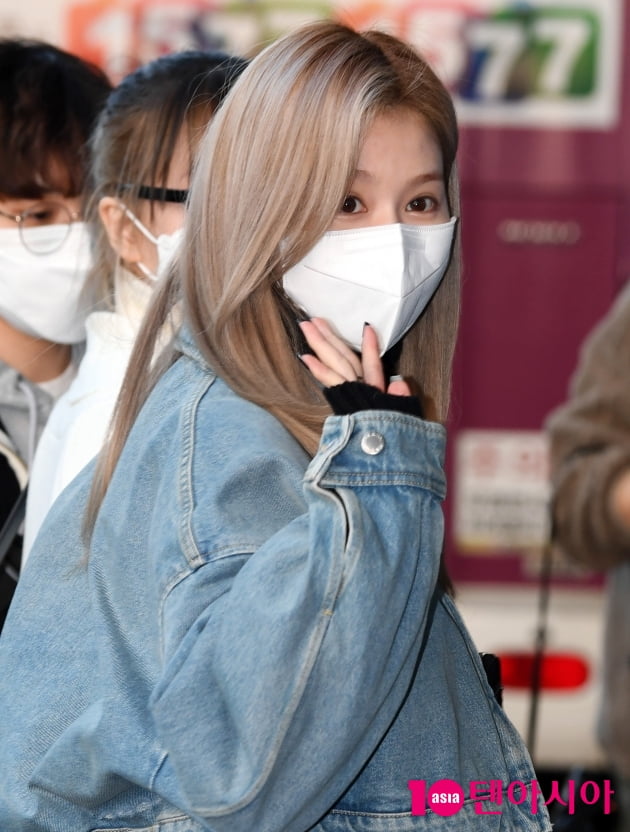 Girl group TWICE (Nayeon, Jung Yeon, Momo, Sana, Ji Hyo, Mina, Dahyun, Chae Young, and Tsuwi) is leaving for the United States through Incheon International Airport on the afternoon of the 13th to attend the fourth World Tour TWICE 4TH WORLD TOUR III.