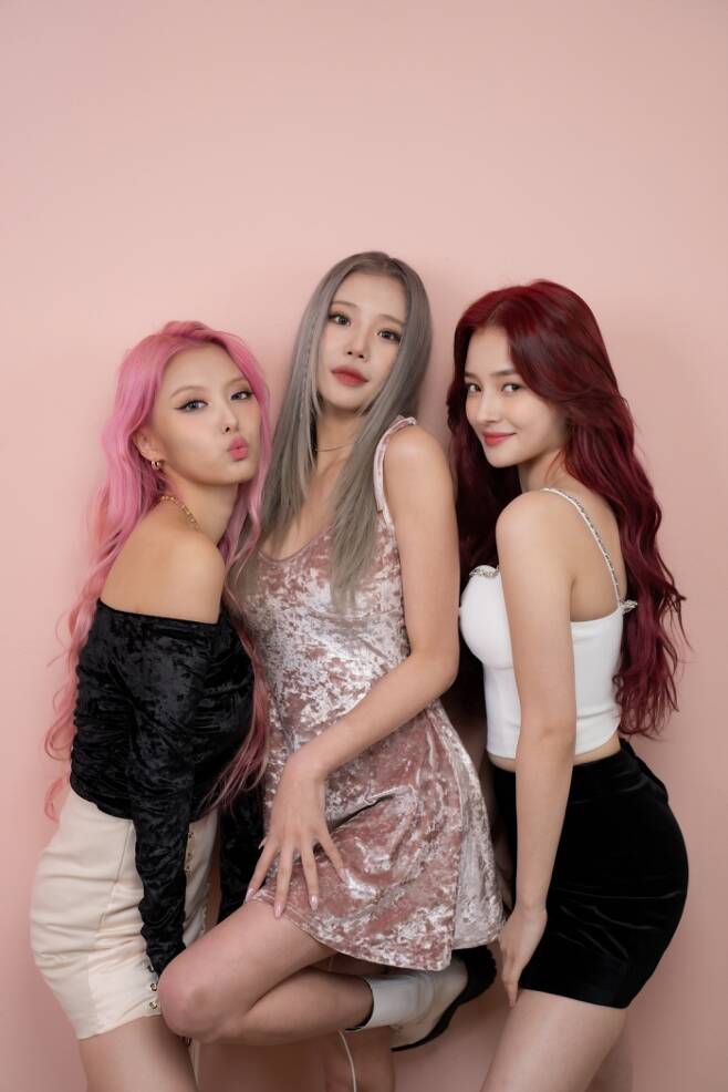 A six-color, six-color, various charms of Momoland have been released.PhotoMusic Korea (PMK) presented Momolands cover (label) and pictorial/single interview with colorful poses from Lee Hye-bin, Jane the Virgin, Nayun, JooE, Ein and Nancy in its February issue.It is a special feature of 23 pages, of which 3 pages of Interview articles and 20 pages of pictures are available.Park Hoon (CEO of Minemori Studio), a famous photographer and PMK (Photo Music Korea) photo editor, has well captured fresh and lovely moods from unique Anglo-Momoland groups and personal cuts.The style and visual were overseen by director Lim Seung-eun.In addition, star composer Yoon Il-sang came out as an interviewer and released various interesting contents including the behind-the-scenes story about Momoland members and Yummy Yummy Love (Yamiya Mirab).This new song, Yamiyamyrup, has become more colored than the existing songs, Lee Hye-bin said in an interview with Photo Music Korea (PMK). It has developed even more in the existing Momoland as it has become bright and splashy.Jane the Virgin said, If it was rainbow-like Feelings in the past, now Momoland seems to have become more diverse and mature.As for the reason why Momoland has a fan base that is both male and female, Nayun said, I carefully think that there are many bright and positive Feelings music and lyrics, and that Momoland is also such a tendency.Momoland also spoke about their respective hobbies and activities other than music.Lee Hye-bin appeared in the musical Hashtag, Nayun said he made a ring with beads at home and enjoyed oil pastel paintings.Jane the Virgin is also engaged in YouTube called Mohajiyeon, and Nancy likes to play with a puppy called Bachu, write lyrics and draw pictures.JooE is also keen on drawing every day, and Ein said he enjoys reading.Yoon Il-sang praised Momoland and Interview as artists who always give music gifts like oasis to dry life.In addition, Yoon Il-sang praised the new song Yamiya Mirab for saying, Wow ~ music is so good. The hook is good, but the emotional Feelings of the Verse part are too good and are expected to work well.Yoon Il-sang also expressed his candid expectations that I wish you the Billboard of Yamiya Love.