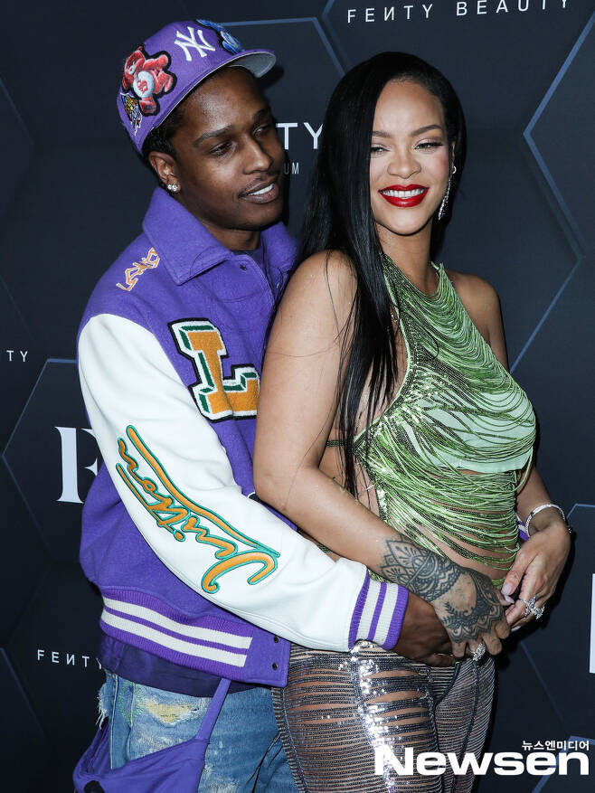 Pregnant Rihanna proudly revealed D lineHollywood star Rihanna attended her brand Penty Beauty event in Los Angeles, California, on February 11 (local time), along with celebrity colleague and lover Acep Lakie.Rihanna, standing in front of the camera, boasts a clear D-line, with Acep Laki also on the red carpet, hugging Rihannas D-line and revealing her affection.Rihanna made headlines in January this year, revealing she was pregnant with Acep Lakies child, who had known each other since 2012 and developed into a lover in May last year.Rihanna said in a recent interview, I am glad that I do not have to cover my stomach anymore. When I feel fat, I say, What is it, baby? I want to enjoy the longest nine months.I will still do music activities. 