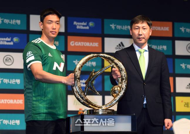 전북 현대 김상식 감독(오른쪽)과 홍정호가 14일 오후 서울 용산구 백범김구기념관에서 열린 하나원큐 K리그 2022 개막 미디어데이 행사에서 취재진을 향해 포즈를 취하고 있다. 2022. 2. 14. 박진업기자 upandup@sportsseoulcom