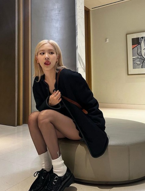 Rosé from the group BLACKPINK has reported on the latest with a modern look.On Wednesday, Rosé posted several photos on his Instagram account with heart emojis.In the photo, Rosé was photographed in a jacket and short skirt, and was impressed by the way he posed on a sofa in a luxurious interior house.Above all, Rosé showed off her live doll visuals with a slender figure, transparent skin and blonde hair.On the other hand, BLACKPINKs regular 1st title song Lovesick Girls exceeded 300 million streaming times in Sporty on the 17th.Following Kill This Love (500 million), How You Like That (500 million), Toodoo (400 million), Ice Cream (300 million), Like the Last (300 million), Boombaya (300 million), Jenny Solo song SOLO (300 million), Lisa Solo song MONEY, BLACKPINKs ninth 300 million st. Its a dreaming song.