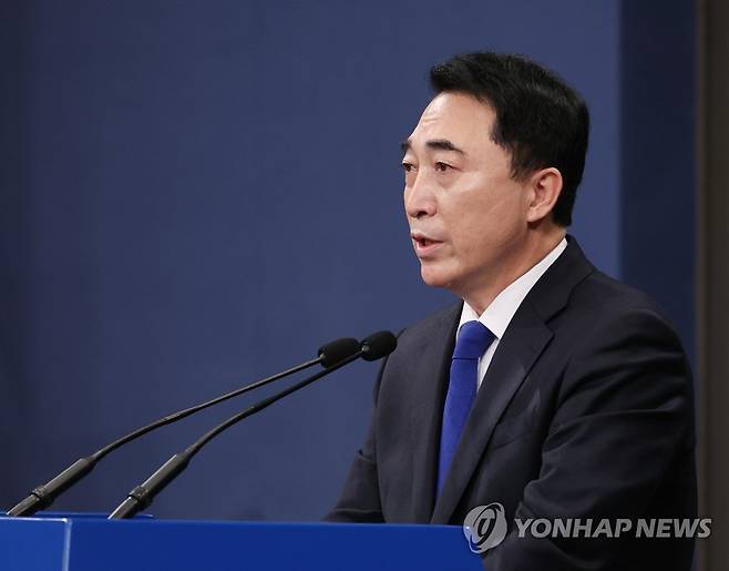 문재인 대통령, 국민의힘 윤석열 대선후보에 사과 요구 (서울=연합뉴스) 안정원 기자 = 박수현 청와대 국민소통수석이 10일 오전 춘추관에서 "문재인 대통령이 국민의힘 윤석열 대선후보가 현 정부를 근거 없이 적폐 수사의 대상, 불법으로 몬 것에 대해 강력한 분노를 표하며 사과를 요구한다"고 밝히고 있다. 2022.2.10 jeong@yna.co.kr