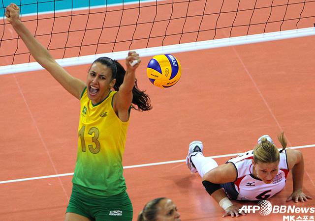 브라질의 셰일라 카스트루가 2008 베이징올림픽 여자배구 결승전에서 미국을 꺾고 금메달을 획득하자 기뻐하고 있다. 사진=AFPBBNews=News1