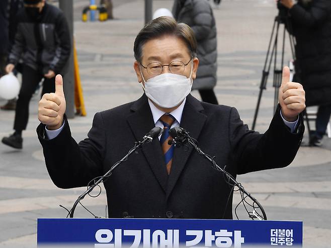 더불어민주당 이재명 대선후보가 14일 오전 서울 중구 명동예술극장 사거리에서 위기극복·국민통합 선언 기자회견을 하고 있다. 국회사진기자단