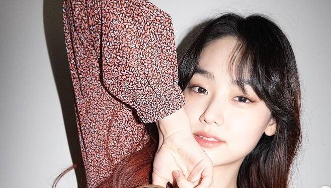 Singer and actor Kang Mi-na told her recent beauty.On the afternoon of the 15th, Kang Mi-na posted several photos on his instagram.Kang Mi-na in the photo is wearing a patterned dress and taking a picture.The transparent skin and neat features of the fans were filled with fans hearts, and the long wave hair that creates innocence was admirable.Meanwhile, Kang Mi-na appeared in the drama Thinking of the Moon when it blooms.