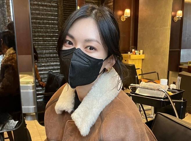 Actor Kim So-yeon has reported on the latest.Kim So-yeon posted a recent photo on his instagram on the 15th.Kim So-yeon in the photo is seen in the shop, showing affection by leaving a certification shot with staff, masking more than half of her face, but unable to hide her pretty beauty.Kim So-yeons lantern-colored eyes and honeyy skin attracted attention. Fans admired it with comments such as It is so beautiful, It is really pretty, It is perfect to the ratio, and It is great.Meanwhile, Kim So-yeon married Actor Lee Sang-woo in 2017 and is reportedly considering appearing on TVNs new drama The Tale of a Gumiho Season 2 proposal.