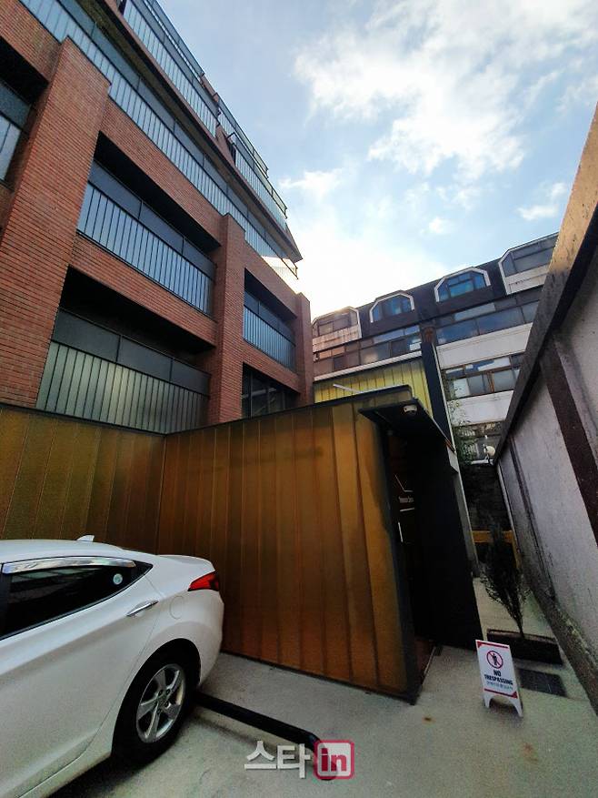 As a result of the 16th coverage, the two-story underground building in Yeonnam-dong, DJ Maphorisa-gu, Seoul, and the six-story building, An Chi-hwan Soyou, are designated as a violation building.According to the buildings captain, it was a problem to illegally expand the lightweight steel frame building of 15 square meters (about 4 pyeong) on the first floor of the ground.An official from DJ Maphorisa District Office said, An Chihwan Soyou building is designated as a violation building because of illegal matters.We imposed a enforcement penalty because we did not comply with a correction order for a year after the arrest, he said.As a result of searching the site, there was a gateway to the first and second floors below the parking lot on the first floor of the ground.It is registered as a general restaurant on the buildings grand prize as a door leading to a space named Yeonnam Space Jam, where some raised suspicions that it is an unregistered venue.On the 15th, the previous day, the media reported the information of Yeonnam-dong residents that the Anchihwan Soyou building is a violation building and an unregistered performance hall is installed underground.We believe that it is not an unregistered venue, said a DJ Maphorisa district official. We know that it is registered as a regular restaurant and is not operating at present, he said.When asked if the performance had ever been held at the South Korean Space Jam, the building manager, who met at the scene, said, I have never been.He said that the building, which was a problem with mobile phone text messages, was covered by the roof of the stairs that go down to the underground exposed to the outside. He said, We are paying a enforcement penalty to DJ Maphorisa Ward Office for the safety of people moving during rain and snowfall.Regarding Yeonnam Space Jam, which was suspected of being an unregistered venue, he replied, DJ Maphorisa District Office has received a sales report for a multi-use restaurant (live cafe), and has not been opened yet due to Corona 19.Ahn Chi-hwan started his solo singer career in 1989 after going through song bands Ulimte, song groups Dawn and People Looking for Songs.The representative songs are Solah Sola Blue Sola, Reviving the Dry Leaves, and People are more beautiful than flowers.Recently, Ahn Chi-hwan released a new song titled The Woman Resembling Michael Jackson, which prompted a reaction that he wrote a song aimed at Kim Gun-hee, wife of the presidential candidate Yoon Seok-yeol.In response, Ahn Chihwan said, The interpretation is the share of the listener.