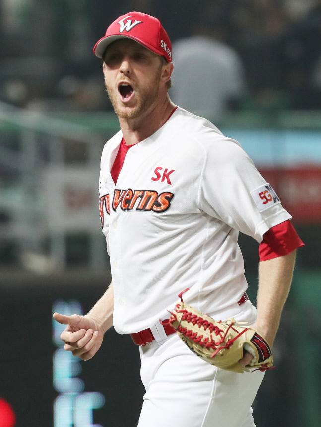 지난 2018년 두산과 한국시리즈 3차전에 선발등판해 포효하고 있는 켈리. 제공=SSG 랜더스