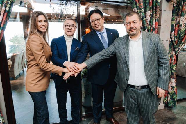 안나 네브조로바(맨 왼쪽) 메트로폴리스 대표, 세르게이 리(왼쪽 두 번째) 리프라임 대표, 박희영(오른쪽 두 번째) 롯데호텔 블라디보스토크 총지배인 등이 롯데호텔 소치 프랜차이즈 계약 체결 후 포즈를 취하고 있다. 롯데호텔 제공