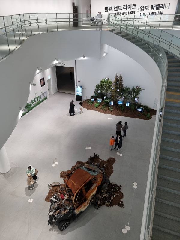 문화불모지인 울산에 첫 공공미술관인 울산시립미술관이 지난달 개관했다. 미디어아트 중심의 ‘미래형 미술관’을 표방하는 울산시립미술관은 지난 한 달여 간 4만여 명이 찾아가는 등 지역의 대표 문화공간으로 자리잡고 있다.