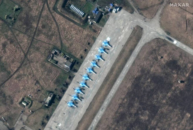 [크라스노다르=AP/뉴시스] 막서 테크놀로지가 제공한 위성 사진에 13일(현지시간) 우크라이나와의 국경 남쪽 러시아 크라스노다르의 공군기지에 러시아의 신형 Su-34 전투기가 배치돼 있다. 2022.02.15.