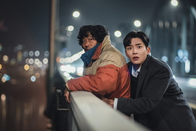 In the first half of MBC in 2022, the first meeting Steel Series, where Kim Hee-sun, RO WOON, and Yoon Ji-on perform Daechi station on the bridge, was released.MBCs new gilt drama tomorrow, which will be broadcasted in March, is a underworld office human fantasy that will save the people who want to die by Those Merry Souls who were leading the dead.Based on Naver Webtoon of the same name by Lamar Jackson, one of the most famous webtoons of life, Park Ran, who wrote various sitcoms, and new authors Park Jae-kyung and Kim Yoo-jin will write and add new RO WOON charm.In addition, director Kim Tae-yoon, who directed the films Retrial and Mr. Ju: Missing VIP, and director Sung Chi-wook, who directed MBCs Special Labor Supervisor Cho Jang-pung, Cairo, and tvN Mouse, are co-directed to raise expectations in that they are a meeting between film and drama.In tomorrow, Kim Hee-sun played the role of Danger management team leader of Zuma-dong, a low-world monopoly with bulldozer charisma.In addition, RO WOON will unexpectedly release the team Kimi as a contract worker of Danger management team Choi Jun-woong who was first employed in the underworld with an anti-human marriage, and Yoon Ji-on as a Warraval Lover agent Imryung-gu who will solve the incident of Danger management team.Among them, Tomorrow will focus attention on the fateful first meeting SteelSeries, which will be the beginning of the contract between Those Merry Souls and Human Junwoong.Junwoong in the open Steel Series catches the railing on the bridge and grabs the homeless person from behind, and attracts attention with his solidified appearance.Especially, in the expression of Jun Woong, whose eyes are wide, his feelings are embarrassed by the meeting with strangers, and he raises his interest.In addition, Ryon stimulates curiosity by showing a cold gaze that is angry at Jun Woong, and at the same time, the overwhelming charisma that comes out of Ryon calmly erods the surroundings and adds tension.Soon, he sits on the floor and wonders what the situation is like with Jun Woong, who can not take his gaze off the lin, and Ryonggu, who is standing next to him with a familiar expression.So, the reason why the Death of the Dead, Ryong, Ryonggu and Human Junwoong made a Daechi station from the first meeting, and the interest of those who will be united as the Danger management team of the exclusive company Juma etc is heightened.The production team said, This scene was important in that it was the first meeting of Kim Hee-sun, RO WOON, and Yoon Ji-on.It was a scene where the staff responded with applause to the charismatic and solid acting skills of the actor who created a wonderful scene without losing his concentration even in the cold winter wind.Tomorrow will be broadcast for the first time in March following Tracer.