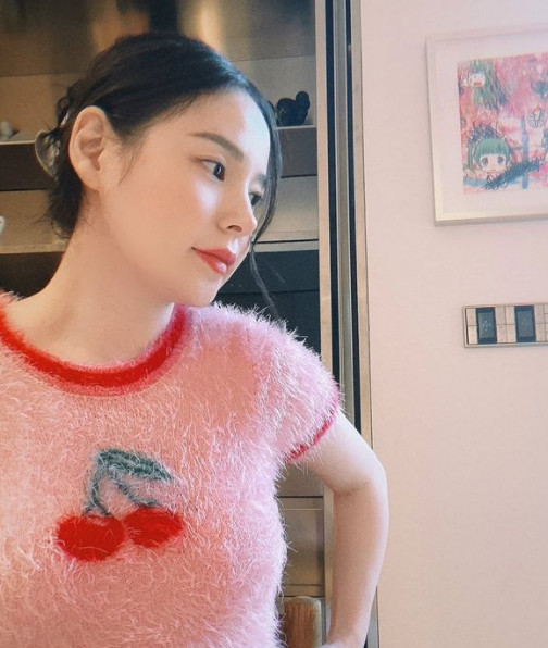 Actor Min Hyo-rin has released a picture of her past pregnancy.Min Hyo-rin posted a picture on his personal SNS on February 16 with the explanation last summer.In the open photo, Min Hyo-rin is staring somewhere in a cute short-sleeved body with a cherry shape.What caught my eye is the distinctive features that shine on light makeup, especially the high nose that is talked about every time.It is so beautiful that it is unbelievable that a simple and innocent visual on a right skin is pregnant with a child.Meanwhile, Min Hyo-rin married the group Big Bang member Sun in 2018 for three years, and was celebrated in September last year when news of pregnancy was announced.In December last year, about three months after the news of the pregnancy was announced late, Min Hyo-rin and his wife held their son in their arms.
