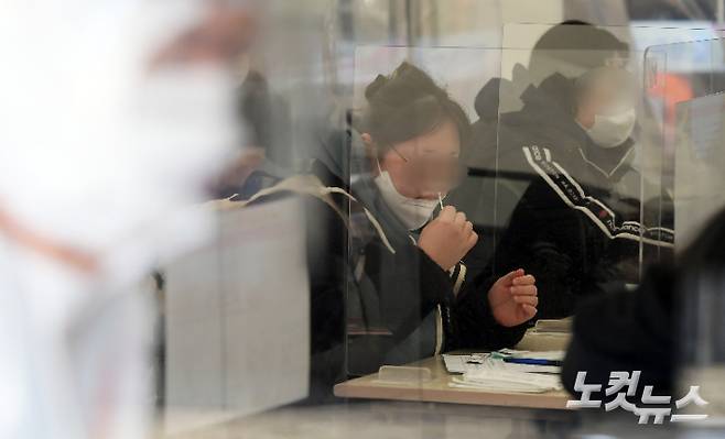 코로나19 선별진료소에서 시민들이 신속항원검사를 하는 모습. 이한형 기자