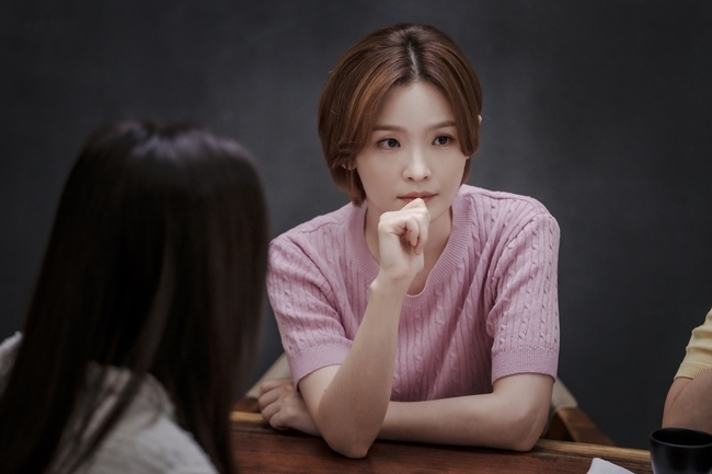 Son Ye-jin, Jeun Mi-do go on a spleen for the love success of Kim Ji Hyun with mother solo.JTBCs Drama Thirty, Nine (playplayplayed by Yoo Young-ah/director Kim Sang-ho/produced by JTBC Studios, Lotte Culture Works) recorded 4.5% of the first broadcast ratings (based on paid households in the Nielsen Korea metropolitan area).Among them, police station screens hit the laughing point of the room properly.The beauty of Mijos sister, Cha Mi-hyun (Miss Kang Mal-geum), who ran for a month with shocking visuals, and Kim Jin-suk, who is pathetic in the world, were summoned to the police station due to a scuffle. Even the reality reaction of this life is that repeated situations caused a laugh.Chamijo, who is a hobbyist, and Chemi of Chikitaka of Chami Hyun sister, took the picture of Hwaryongjeong and recorded the highest audience rating of 5.3% at the moment.In the second episode of Thirty, Nine to be broadcast today (17th), it will be hot with the secret chatter of Cha Mi-jo, Chung Chan-young and Jang Joo-hee, which are gathered at the restaurant Chinatown of chef and owner Park Hyun-joon (Lee Tae-hwan).In the last one, he painted a new meeting of Cha Mi-jo, who decided to have his own sabbatical year, and a farewell of Chung Chan-young, who decided to cut off the knot for a long time.However, for the mother solo Jang Joo-hee, the meeting and parting are still unrecognized.In the meantime, Jang Joo-hee is a sign to convey the good news of green light to Cha Mi-jo and Chung Chan-young.The opponent is Park Hyun-joon of Chinatown who entered the Nogari house which was their azit.Jang Joo-hee looked into the lit Chinatown while drunk and had a ridiculous first face-to-face with Park Hyun-joon.What happened in the meantime makes me curious about what happened to Jang Joo-hees love cell.Cha Mi-jo and Chung Chan-young are dispatched to see Park Hyun-joon, who may become Jang Joo-hees Thumbnam, and start spying with a fierce eye.As you can see in the public photos, Cha Mi-jo, Chung Chan-young and Jang Joo-hees gaze toward Park Hyun-joon is burning hotly.Park Hyun-joons appearance in the eyes of the three Friends is becoming more and more exciting in their curiosity, the perfection itself that is unceasingly radiating the charisma of their main business.Park Hyun-joon responds with a small smile as if he felt the suspicious gaze of female guests, but the interest of the three friends is rarely diminished.In this situation, a young and beautiful woman appears in front of Park Hyun-joon, and the expression of the three friends cools rapidly.Cha Mi-jo, who set up the boundary day, Chung Chan-young, who floats the question mark, and Jang Joo-hee, who seems to have lost his former intention, laugh at each other.Indeed, Jang Joo-hee is expected to succumb to an unexpected strong enemy and blow away Thums opportunity for a long time, or to increase her own charm gauge, Jang Joo-hee and her strong best friend Cha Mi-jo, and Chung Chan-youngs secret and great chat.