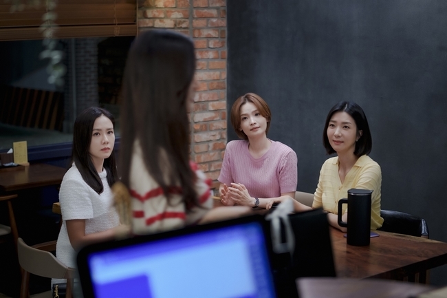 Son Ye-jin, Jeun Mi-do go on a spleen for the love success of Kim Ji Hyun with mother solo.JTBCs Drama Thirty, Nine (playplayplayed by Yoo Young-ah/director Kim Sang-ho/produced by JTBC Studios, Lotte Culture Works) recorded 4.5% of the first broadcast ratings (based on paid households in the Nielsen Korea metropolitan area).Among them, police station screens hit the laughing point of the room properly.The beauty of Mijos sister, Cha Mi-hyun (Miss Kang Mal-geum), who ran for a month with shocking visuals, and Kim Jin-suk, who is pathetic in the world, were summoned to the police station due to a scuffle. Even the reality reaction of this life is that repeated situations caused a laugh.Chamijo, who is a hobbyist, and Chemi of Chikitaka of Chami Hyun sister, took the picture of Hwaryongjeong and recorded the highest audience rating of 5.3% at the moment.In the second episode of Thirty, Nine to be broadcast today (17th), it will be hot with the secret chatter of Cha Mi-jo, Chung Chan-young and Jang Joo-hee, which are gathered at the restaurant Chinatown of chef and owner Park Hyun-joon (Lee Tae-hwan).In the last one, he painted a new meeting of Cha Mi-jo, who decided to have his own sabbatical year, and a farewell of Chung Chan-young, who decided to cut off the knot for a long time.However, for the mother solo Jang Joo-hee, the meeting and parting are still unrecognized.In the meantime, Jang Joo-hee is a sign to convey the good news of green light to Cha Mi-jo and Chung Chan-young.The opponent is Park Hyun-joon of Chinatown who entered the Nogari house which was their azit.Jang Joo-hee looked into the lit Chinatown while drunk and had a ridiculous first face-to-face with Park Hyun-joon.What happened in the meantime makes me curious about what happened to Jang Joo-hees love cell.Cha Mi-jo and Chung Chan-young are dispatched to see Park Hyun-joon, who may become Jang Joo-hees Thumbnam, and start spying with a fierce eye.As you can see in the public photos, Cha Mi-jo, Chung Chan-young and Jang Joo-hees gaze toward Park Hyun-joon is burning hotly.Park Hyun-joons appearance in the eyes of the three Friends is becoming more and more exciting in their curiosity, the perfection itself that is unceasingly radiating the charisma of their main business.Park Hyun-joon responds with a small smile as if he felt the suspicious gaze of female guests, but the interest of the three friends is rarely diminished.In this situation, a young and beautiful woman appears in front of Park Hyun-joon, and the expression of the three friends cools rapidly.Cha Mi-jo, who set up the boundary day, Chung Chan-young, who floats the question mark, and Jang Joo-hee, who seems to have lost his former intention, laugh at each other.Indeed, Jang Joo-hee is expected to succumb to an unexpected strong enemy and blow away Thums opportunity for a long time, or to increase her own charm gauge, Jang Joo-hee and her strong best friend Cha Mi-jo, and Chung Chan-youngs secret and great chat.