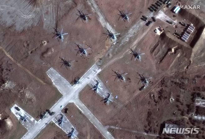 [크림반도=AP/뉴시스] 막서 테크놀로지가 제공한 위성 사진에 13일(현지시간) 러시아 크림반도 도누즐라프 호수 인근에 러시아군 헬기와 병력이 배치돼 있다. 2022.02.15.