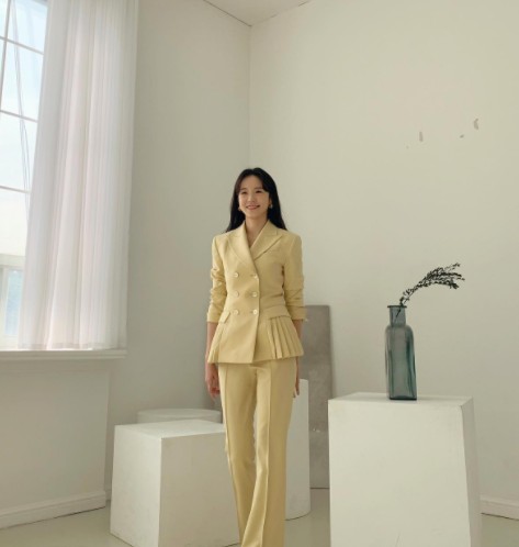 Broadcaster Jang Ye-won, from Announcer, boasted of Sezelye beautyOn the afternoon of the 17th, Jang Ye-won posted a picture on his instagram with a heart emoticon.In the photo, Jang Ye-won took a picture wearing a neat suit. He added a smile to his beautiful beauty.Above all, Jang Ye-won has made fans hearts with slender legs and lovely eyes.On the other hand, Jang Ye-won, who was born in 1990 and is 32 years old, is freelancing after leaving SBS in September 2020.He is in charge of the process of Jangstreet.
