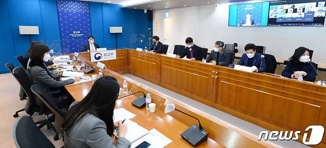 일본 사도(佐渡)광산의 유네스코 세계유산 등재 추진에 대응하기 위한 민관 합동 태스크포스(TF)가 지난 4일 서울 종로구 외교부 청사에서 첫 회의를 하고 있다. (외교부 제공) 2022.2.4/뉴스1