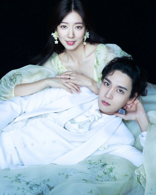 Actors Park Shin-hye and Choi Tae-joons unreleased wedding pictures were released.Park Shin-hye and Choi Tae-joons wedding planning company said on the official Instagram on the 18th, Lovely couple. Today, I always have a happy birthday like a girl.We watch every day and posted a wedding picture.Park Shin-hye and Choi Tae-joon in the picture showed off their beautiful visuals. Park Shin-hye, wearing a flower pattern dress and flower earrings, showed her beauty like a fairy tale princess.Choi Tae-joon, wearing a white tuxedo, boasted a sculptural appearance with a distinctive feature and caught his attention.Park Shin-hye and Choi Tae-joons previous visuals in the wedding picture with a romantic atmosphere are admiring.On the other hand, Park Shin-hye and Choi Tae-joon held a private wedding ceremony at a church in Seoul last January after five years of devotion.The two received a lot of congratulations in November last year when they reported the news of their marriage and the news of their pregnancy.