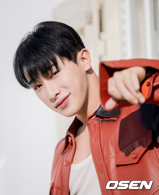 Singer Wonho performed a shoot at a studio in Seongdong-gu, Seoul, for the release of his first single, OBSESSION.Option is the first single to be released by Wonho after his Solo debut, and a god that will be released five months after his second mini album Blue Letter released last September.Wonho poses ahead of filming: 2022.02.18