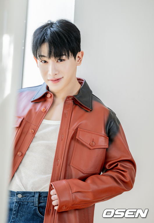 Singer Wonho performed a shoot at a studio in Seongdong-gu, Seoul, for the release of his first single, OBSESSION.Option is the first single to be released by Wonho after his Solo debut, and a god that will be released five months after his second mini album Blue Letter released last September.Wonho poses ahead of filming: 2022.02.18