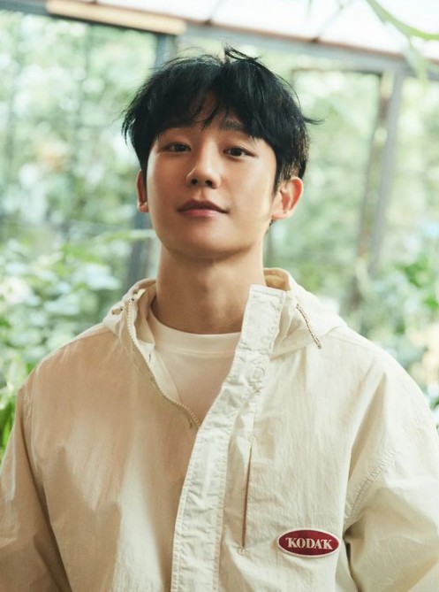 Actor Jung Hae In showed off her warm beautyOn the afternoon of the 18th, Jung Hae In posted a picture on his instagram.In the photo, Jung Hae In told her beauty of the recent situation in a flower-filled place, and the way she looked at the camera with a bag of flowers was heartbreaking.Above all, the skin that shines without any blemishes attracted peoples attention. The refreshing visuals that do not change over time caught the attention.Meanwhile, Jung Hae In has recently appeared on JTBC Drama Snowdrop:snowdrop.Snowdrop:snowdrop is a story of love that goes against the era of a female college student who suddenly jumped into a dormitory of a womens university in 1987, and who concealed and treated him even in the midst of a crisis.