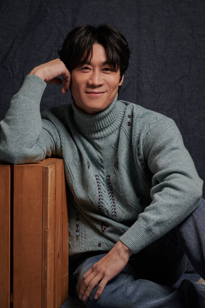 Seoul = = Actor Jin Seon-kyu, who plays as a state-run singer in his first drama starring The Readers of Evil, has released a new profile.Jin Seon-kyus agency, El Zulai Entertainment, released a new profile photo of Jin Seon-kyu on Wednesday.Jin Seon-kyu, who shows a presence that encompasses visuals and atmosphere beyond solid smoke, fills the frame with a friendly and soft smile.In particular, Jin Seon-kyu, who is wearing a suit and revealing one forehead, is emitting a new charm.The chic yet intelligent image is different from what we have shown so far, attracting Eye-catching.There is a special loveliness for Jin Seon-kyu, who sincerely plays every moment.The relaxed and playful look that makes people comfortable together is the charm that only Jin Seon-kyu can have.I think that the experience of showing the existing image and the other is always fun, and when the perfect sympathy is made between the photographer and the person taking the picture, I think that a good picture comes out, said Jin Seon-kyu. It is not easy to show many things with only a facial expression and minimal movement in a fixed frame, but it gives a strange pleasure that seems to exceed the limit.Currently, Jin Seon-kyu introduces the field of propiling as the godfather of Korean scientific investigation in Those who read the heart of evil, and plays the state-run water with the motif of the real person Yoon-chul, who unearthed Professor Kwon Il-yong, .On the other hand, Part 2 of Those who read the heart of evil will be broadcasted at 10 pm on the 25th.