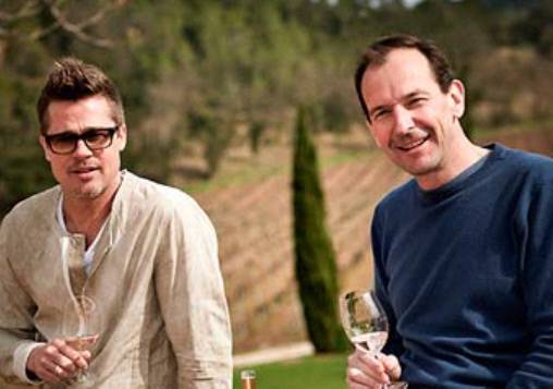 브래드 피트(왼쪽)는 자신이 소유한 프랑스 남부 포도밭 샤토 미라발에서 수확한 포도로 로제와인을 판매하고 있다. 출처 | 샤토미라발