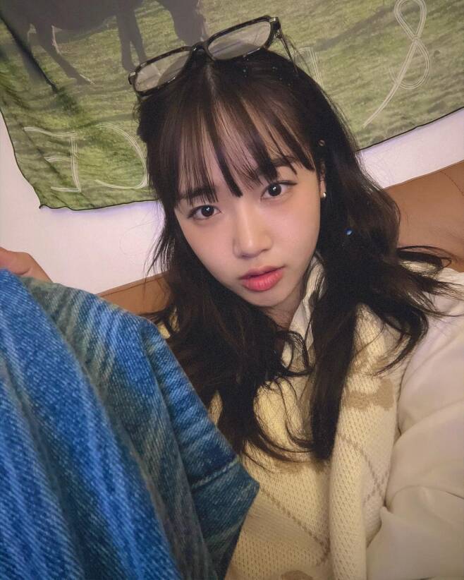 Choi Yoo-jung, a member of the group Weki Meki, showed off his various charms and focused on netizens.On the 18th, Choi Yoo-jung posted a picture of a bear emoticon without any comment through his personal instagram.Choi Yoo-jung in the public photo is taking a selfie, especially his distinctive features and cute expressions, which attracted the viewers admiration.The netizens who saw this had various reactions such as I have a face today and It is elegant.iMBC  Photo Source Choi Yoo-jung Instagram
