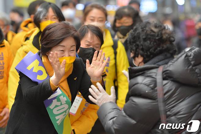 심상정 정의당 대통령후보가 18일 경북 포항시 북구 죽도시장에서 상인들과 인사를 나누고 있다. 2022.2.18/뉴스1 © News1 최창호 기자