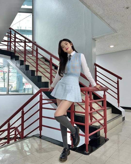 Group IVE Ahn Yu-jin showed off her youthful charm as she chicedAhn Yu-jin released the Inkigayo behind-the-scenes cut on his 20th day with an article entitled Excellence Graduate on his instagram.In the open photo, Ahn Yu-jin showed a youthful school look by matching a white shirt with a light blue knit best, a pleats mini skirt and a nissacks.Ahn Yu-jin, who had a chic look with one hand on her chin, boasted a lovely visual with a graduation gown and a bachelors hat and a bouquet of flowers.On the other hand, Ahn Yu-jin is MC of SBS Inkigayo and will appear on Channel A and SKY Steel Unit 2 which will be broadcasted on the 22nd.
