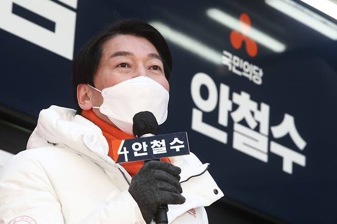 안철수 국민의당 대선 후보가 20일 야권 단일화 제안을 공식 철회한 직후 서울 마포구 홍대거리에서 유세를 재개하며 지지를 호소하고 있다. 공동취재사진