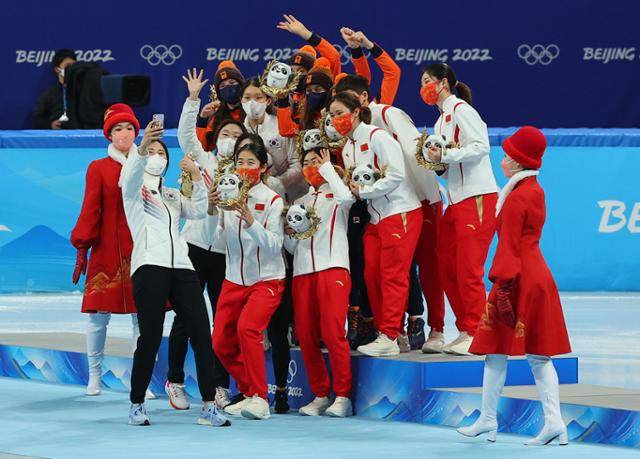 13일 중국 베이징 캐피털 실내 경기장에서 열린 2022 베이징 동계올림픽 쇼트트랙 여자계주 3,000m 결승전에서 은메달을 획득한 한국 쇼트트랙 대표팀이 플라워 세리머니에서 금메달을 차지한 네덜란드, 동메달을 차지한 중국과 함께 기념 셀카를 찍고 있다. 베이징=연합뉴스