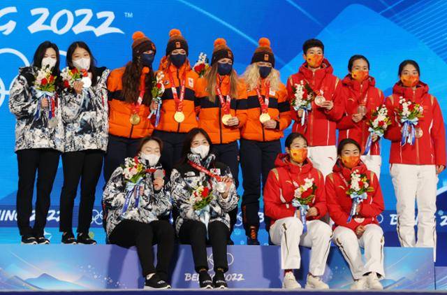 14일 중국 베이징 메달플라자에서 열린 2022 베이징 동계올림픽 쇼트트랙 여자 계주 3,000m 메달 세리머니에서 은메달을 차지한 한국 최민정, 김아랑, 이유빈, 서휘민이 금메달을 차지한 네덜란드, 동메달을 차지한 중국 선수들과 포즈를 취하고 있다. 뉴시스