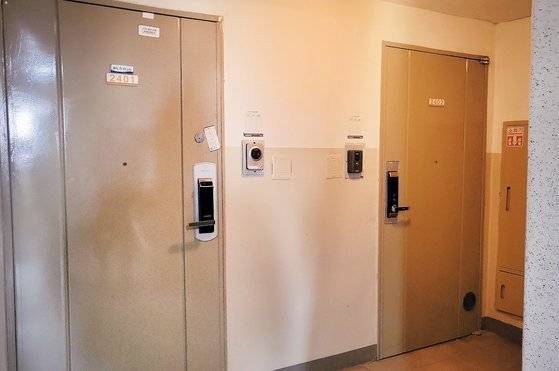 경기도 성남시 분당구 수내동 이재명 더불어민주당 대선후보 자택(왼쪽)과 경기주택도시공사가 2020년 8월부터 '직원 합숙소'로 썼다는 2402호. 최서인 기자