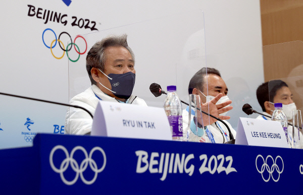 이기흥 대한체육회 회장(맨 왼쪽)이 20일 오전 중국 베이징의 메인미디어센터(MMC)에서 대한민국 선수단 결산 기자회견을 갖고 있다.  뉴시스