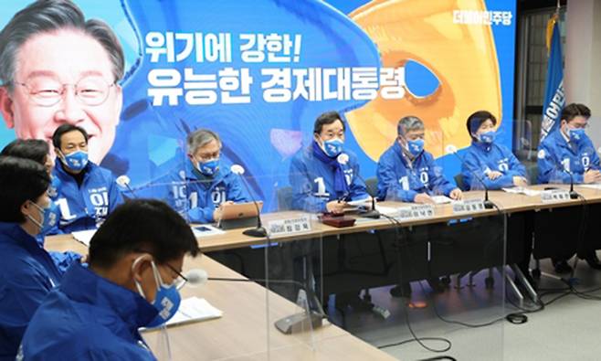 이낙연 더불어민주당 총괄선대위원장이 16일 오전 서울 영등포구 중앙당사에서 열린 중앙선거대책위원회 회의에서 모두발언을 하고 있다. 뉴스1
