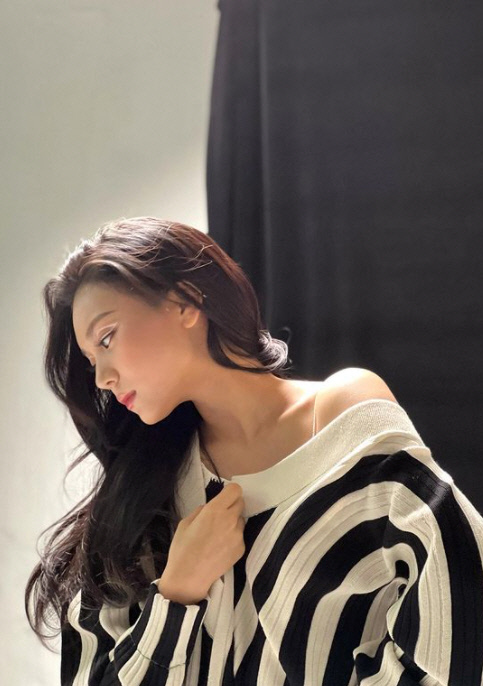 The 8-year rookie girl group ViviZ Umji (Kim Ye-won and 24) showed off her beauty.Umji posted a picture on his SNS Instagram on the 20th with an article entitled Cosmo I met for a long time.In the photo, Umji showed off her smooth shoulders and back and attracted attention with her beautiful back. The photo seems to have been taken at the scene of shooting the fashion magazine Cosmopolitan.On the same day, the official SNS of the media also posted a picture of their picture with the phrase The most brilliant moment of ViviZ that broke the blank and started a new chapter.ViviZ is a three-member girl group that re-debuted with Eunha, Mystery and Umji among girlfriend members.On the 17th, Mnet M Countdown is on the top of the third week of February.