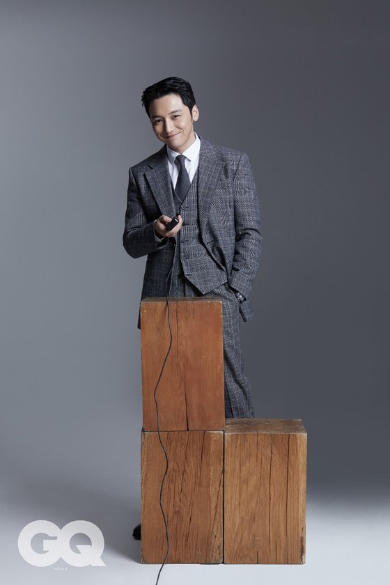The May issue of Jikyu Korea, which shows the soft charisma and the Classic of actor Byun Yo-han, was released.In the picture released through magazine Jikyu Korea, Byun Yo-han captures the eye of seeing with a clean and straight visual at the same time as a static charm in the background of the concept of a photo studio.Byun Yo-han in the public picture doubles his own warm charm with a natural smile in a black and white tone cut.In particular, he matches the black turtleneck and the suspender that fits the body together, and he adds masculinity. He boasts a free and neat aura.In addition, Byun Yo-han is making a comfortable mood that seems to take self-shooting using various props such as chairs and wooden stools.The intelligent atmosphere of Byun Yo-han, who has a gray check suit with the Classic, attracts attention.The picture of Byun Yo-han can be found in the May issue of Zikyu Korea.