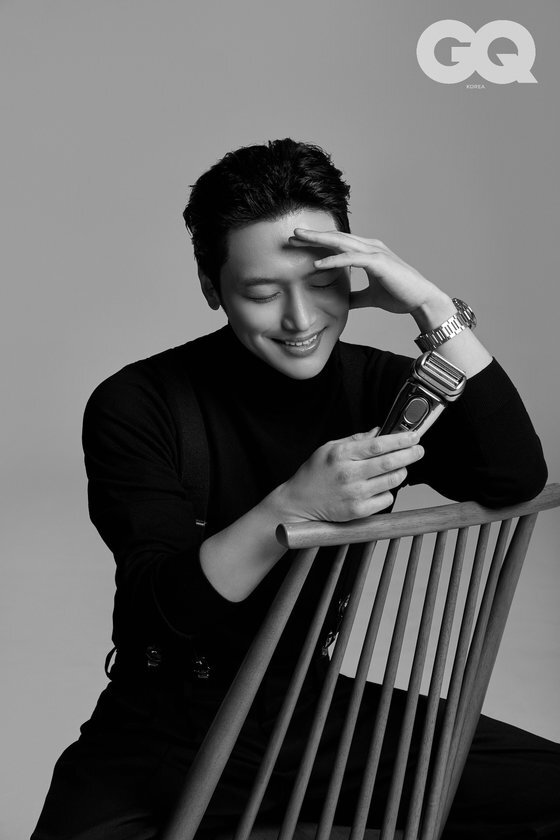 The May issue of Jikyu Korea, which shows the soft charisma and the Classic of actor Byun Yo-han, was released.In the picture released through magazine Jikyu Korea, Byun Yo-han captures the eye of seeing with a clean and straight visual at the same time as a static charm in the background of the concept of a photo studio.Byun Yo-han in the public picture doubles his own warm charm with a natural smile in a black and white tone cut.In particular, he matches the black turtleneck and the suspender that fits the body together, and he adds masculinity. He boasts a free and neat aura.In addition, Byun Yo-han is making a comfortable mood that seems to take self-shooting using various props such as chairs and wooden stools.The intelligent atmosphere of Byun Yo-han, who has a gray check suit with the Classic, attracts attention.The picture of Byun Yo-han can be found in the May issue of Zikyu Korea.