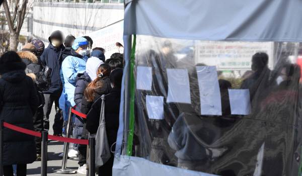 17일 오후 부산 연제구보건소 선별진료소에서 시민들이 코로나19 검사를 받기 위해 차례를 기다리고 있다. 서정빈 기자 photobin@kookje.co.kr