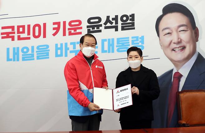 권영세 국민의힘 선거대책본부장이 21일 오전 국회에서 열린 백범 김구 선생 증손 김영 순천향대학교 의료IT공학과 연구교수 입당식에서 기념촬영을 하고 있다. ⓒ연합뉴스