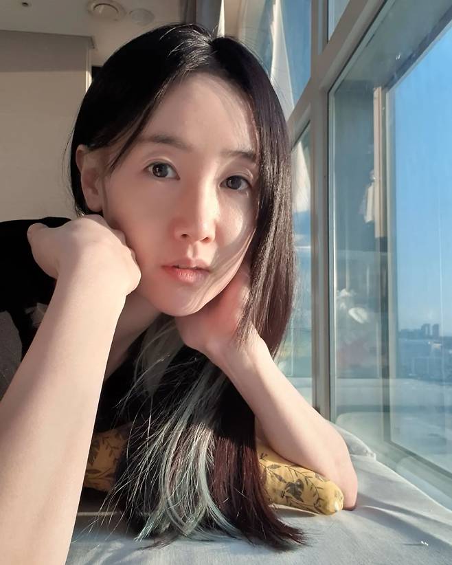 The singer Byul finished the self-containment.On the 21st, the Byul posted a picture on his instagram with an article entitled I should report my survival at this point ... # worried Masse # isolation end.The Byul in the photo is a self-portrait leaning against the window, and the innocent visuals and atmosphere of the Byul caught the attention of the viewers.The Byul had been self-described by her husband Hahas confirmation of Corona, and the Byul had been told of her isolation with her children through Instagram.On the other hand, the Byul is married to Haha and has two sons and one daughter, and is appearing in JTBC entertainment Sisters Run - Witch Athletic Basketball Division.Photo: Byul Instagram