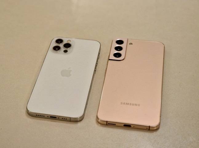 갤럭시S22 플러스(오른쪽)와 아이폰12 프로./사진=백유진 기자 byj@