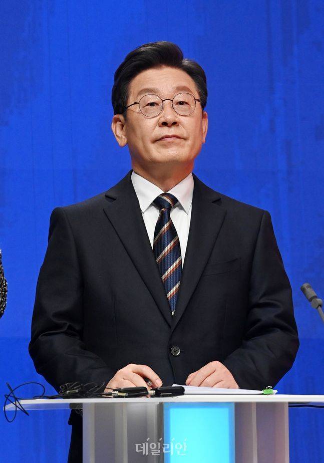 중앙선거관리위원회 주관으로 공식 선거운동 기간 첫 대통령선거 후보 토론회가 열린 21일 서울 마포구 MBC 미디어센터에서 이재명 더불어민주당 후보가 토론 준비를 하고 있다. ⓒ국회사진취재단