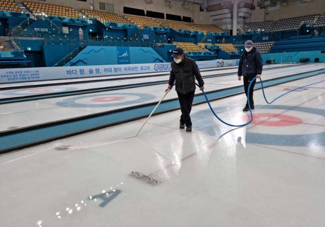 지난 17일 강원 강릉컬링센터에서 배기태 아이스테크니션이 플러딩 작업을 하고 있다. 강릉=최다원 기자