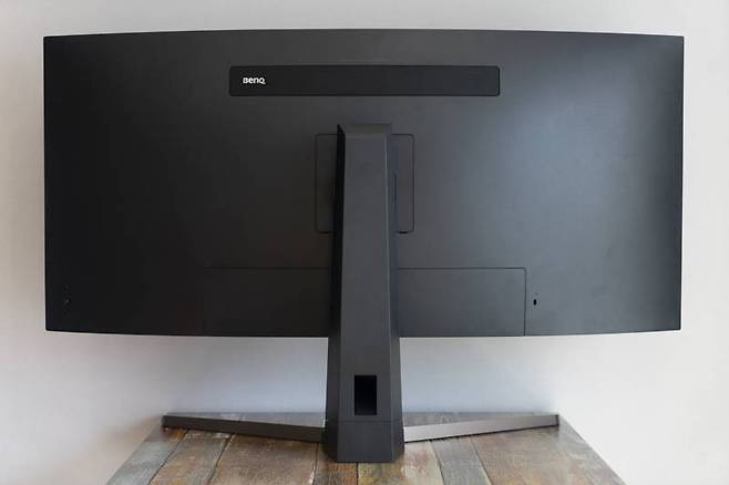 후면부 중앙 상단에 8W 우퍼가 배치돼있다. 출처=IT동아