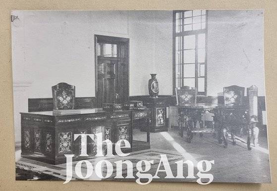 1949년 2월 모스크바를 방문한 김일성 주석(당시 내각 수상)이 스탈린 전 소련 공산당 서기장에게 선물한사무용 가구 일체. 북한은 당시 소련에 선물과 함께 선물록록과 각 선물의 사진을 담은 사진집 '쓰딸린대원수에게 들이는 선물 도해집'을 만들어 제공했다. 본지 통일문화연구소는 창설 50주년(2월 1일)을 맞아 입수한 '도래록'을 공개했다. 김현동 기자