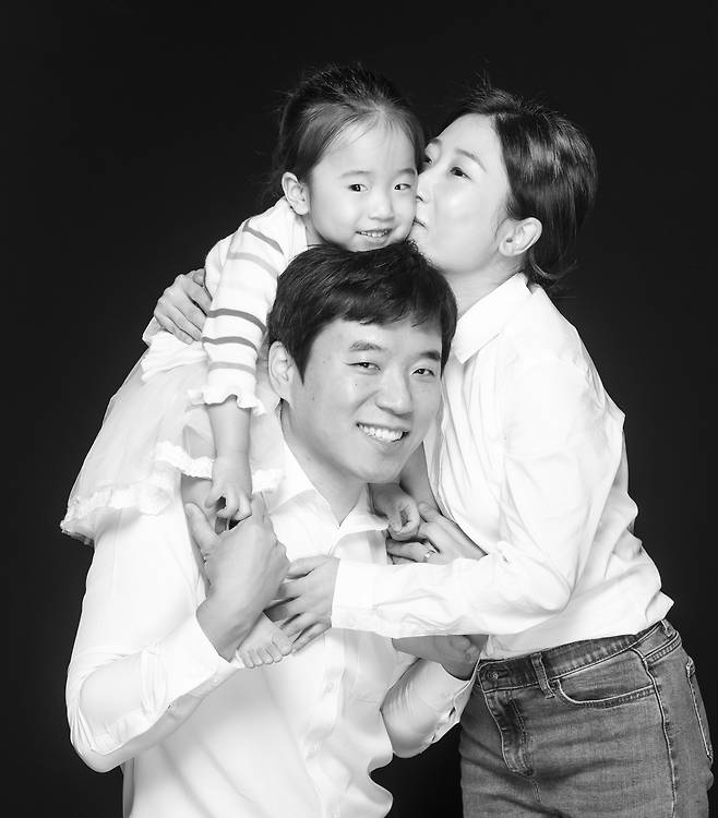 오롯이 '현서바라기'인 엄마와 아빠는 틈나는 대로 현서와 함께합니다. 부부는 현서가 아프지 않기만을 바랄 뿐입니다.